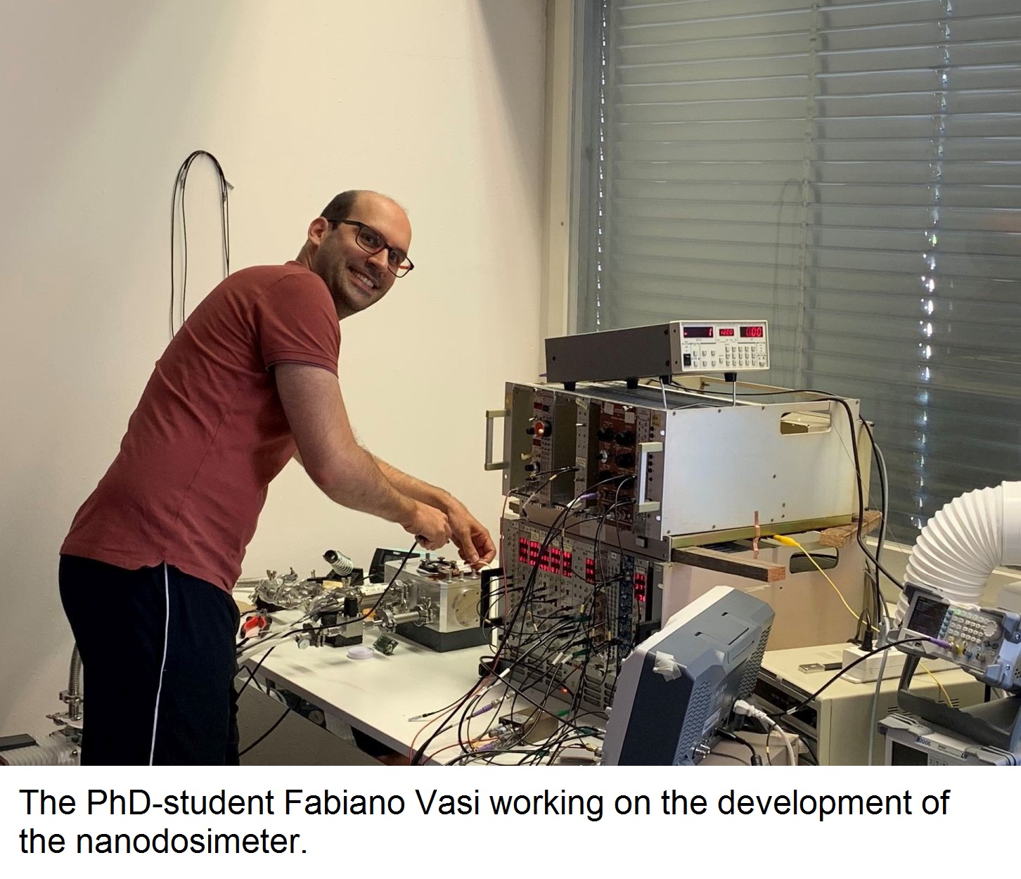 PhD Fabiano Vasi working with the nanodosimeter
