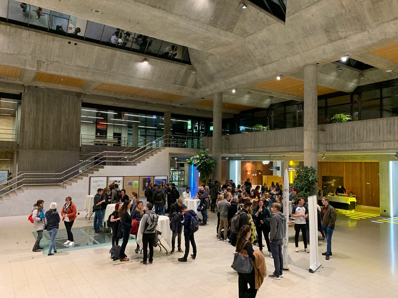 Speakers and attendees of the event intermingling and discussing during the apéro after the presentations